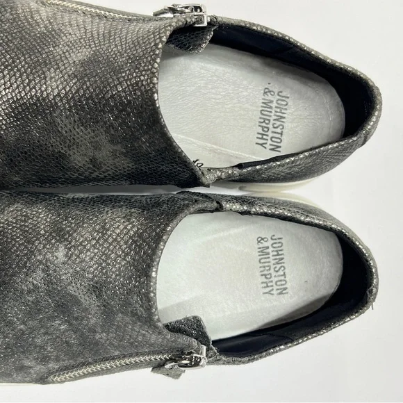 JOHNSTON & MURPHY Women’s Size 7 1/2 Silver Metallic Ankle Bootie - Picture 5 of 9